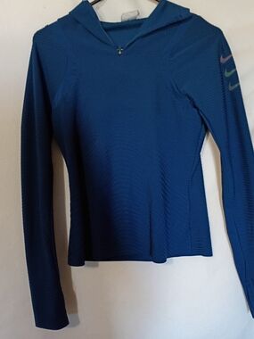Nike Women's Blue Long-Sleeve Hooded Performance Top S